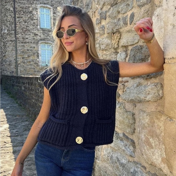 Sweaters - Chunky Knit Black Sweater Vest